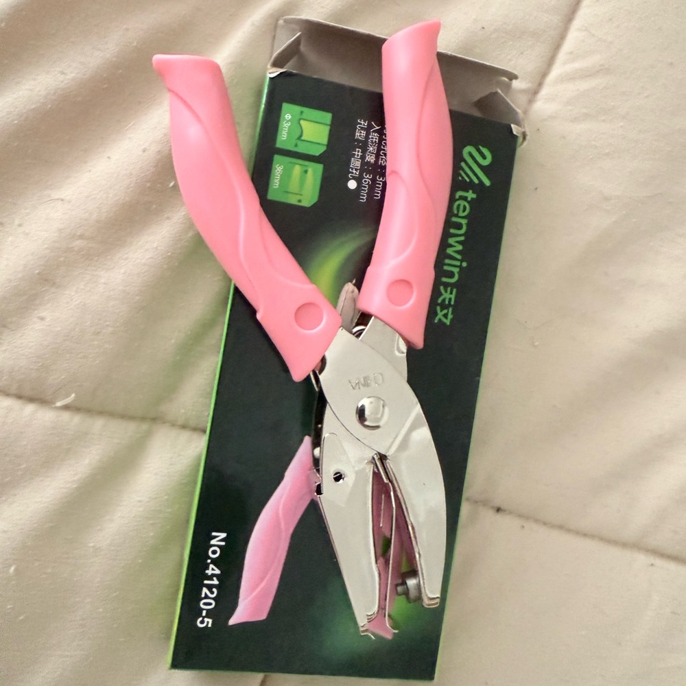 Tenwin Pink Handle Punch - Picture 2 of 3